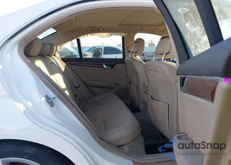 2010 Mercedes-Benz C 300 Sport z USA, uszkodzony, nr VIN WDDGF5EB3AR121015